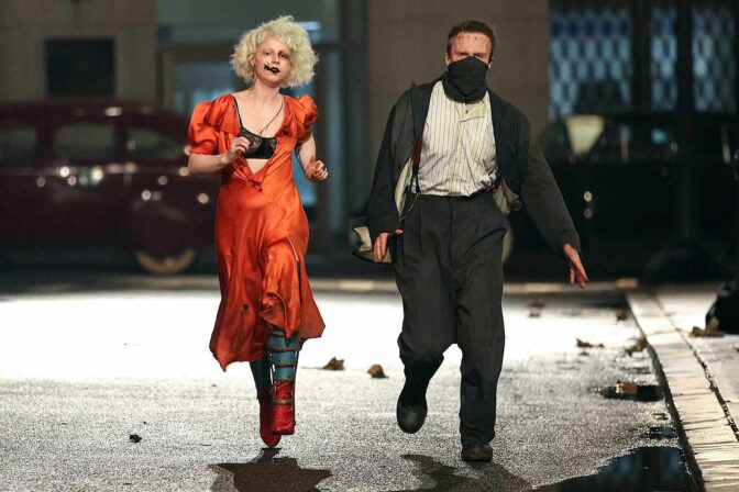 Jessie Buckley og Christian Bale i «The Bride».