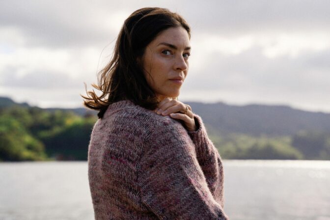 Natalie Madueño spiller hovedrollen.