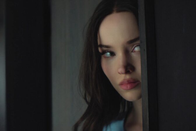 Dove Cameron spiller hovedrollen som den mystiske Ciara i den nye erotiske thrilleren «56 Days» på Prime Video.
