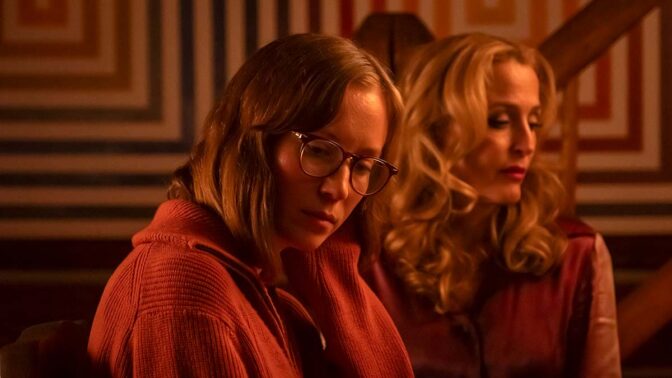 Hannah Einbinder og Gillian Anderson i «Teenage Sex and Death at Camp Miasma».