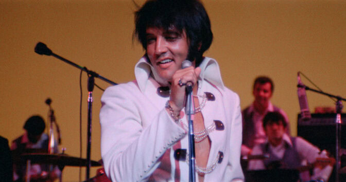 Se Elvis Presley på scenen i vår.