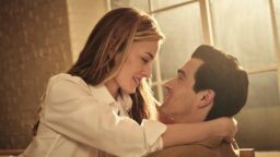 Ryan Murphys nye Kennedy-drama hylles av kritikerne: «Hjertevarmende 90-tallsnostalgi»