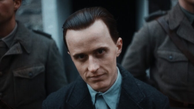 Axel Bøyum spiller Rinnan. © Amazon Prime Video Norge