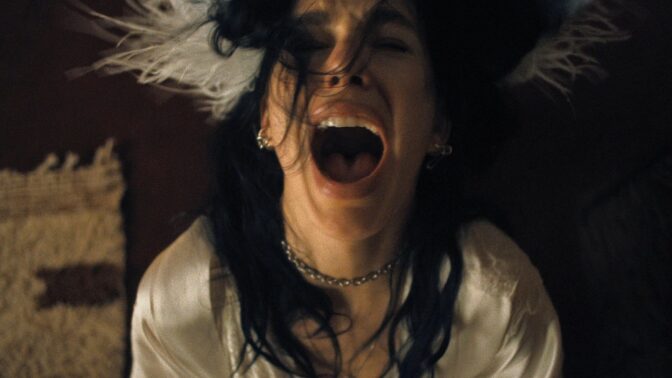 Camila Morrone: Noe veldig fælt kommer til å skje...