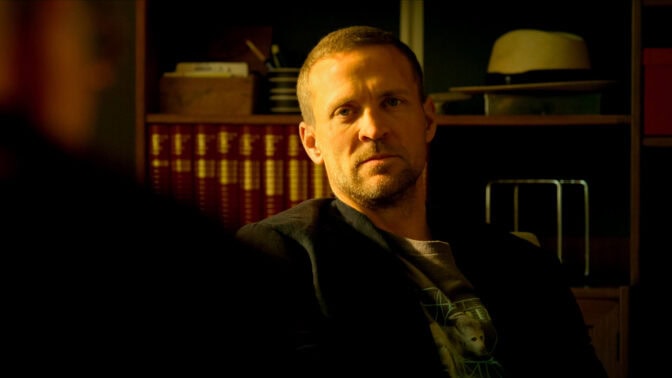 Tobias Santelmann som den tøffe politimannen Harry Hole.