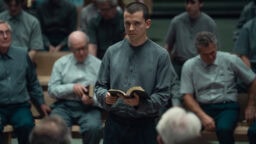 En rømt fange setter en religiøs sekt på hodet i Netflix’ nye thrillerserie