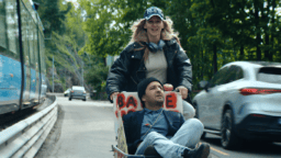 Anmeldelse: «Agnes mot verden» – sjarmerende duo i takknemlig komidrama