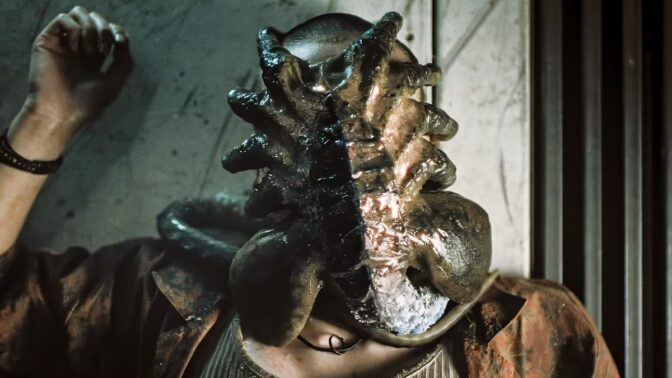 Facehuggeren fanger sitt neste offer... Jeg mener regissør.