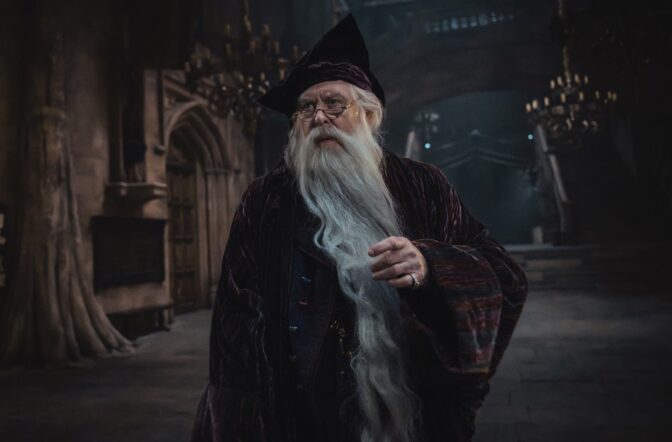 John Lithgow som Albus Dumbledore.