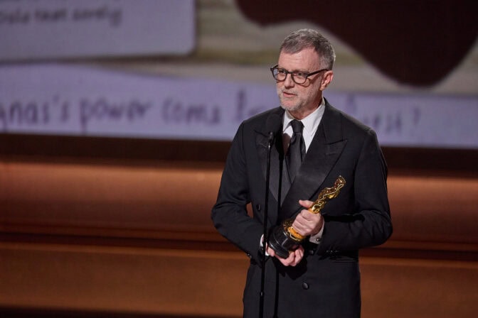 Paul Thomas Anderson tar imot sin Oscar for beste manus.