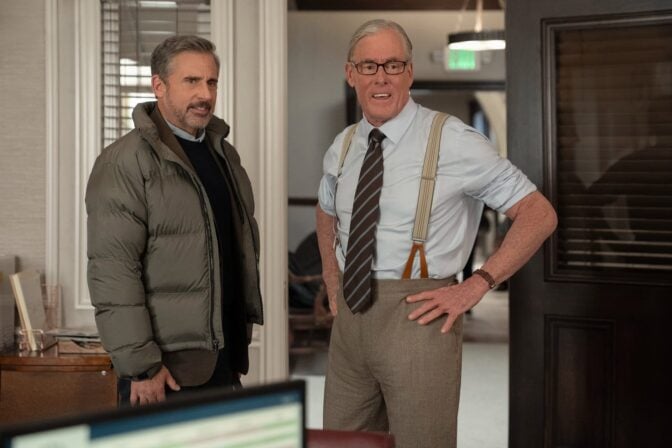 Steve Carell sammen med John C. McGinley, som spiller hans nye sjef i «Rooster».