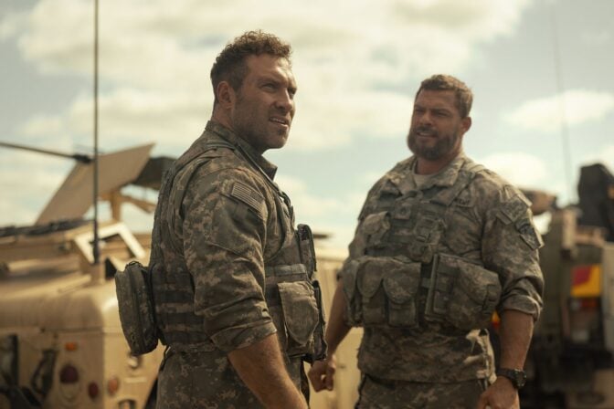 Jai Courtney og Alan Ritchson i «War Machine»
