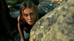 Anmeldelse: «Apex» – 96 minutter i villmarken med Charlize Theron og en blodtørstig psykopat