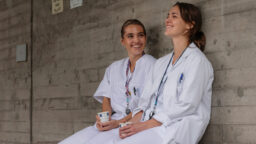 Anmeldelse «LIS»: Går rett i blodet – effektivt og gripende om livet på akuttmottaket