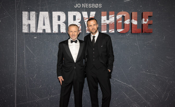 Nesbø kan smile om dagen - her fra den store presseløperen foran premieren på «Harry Hole» nylig © Netflix