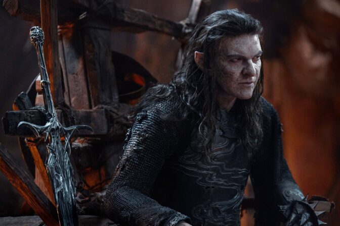 Sam Hazeldine som Adar, en av de beste karakterene i «Ringenes herre».