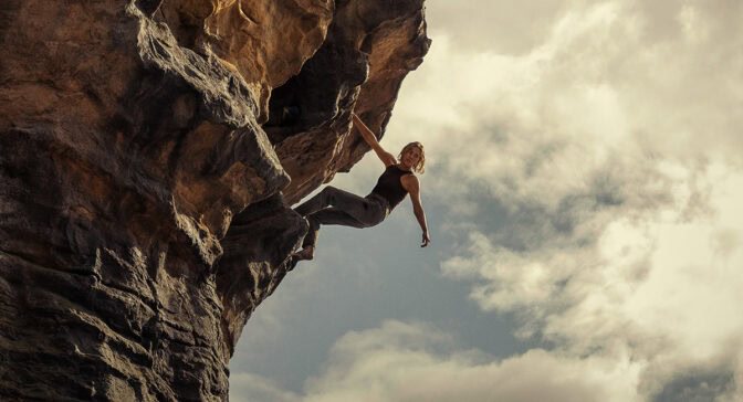 Charlize Theron henger løst i «Apex»