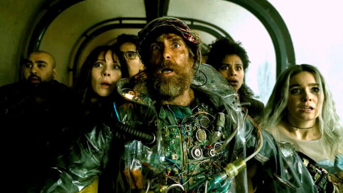 «Black Mirror» møter actionkomedie i Gore Verbinskis ville comeback.