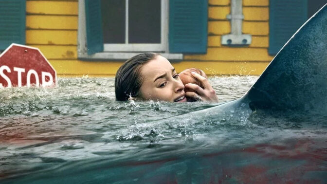 Phoebe Dynevor svømmer sammen med babyer, haier og veiskilt i «Thrash».