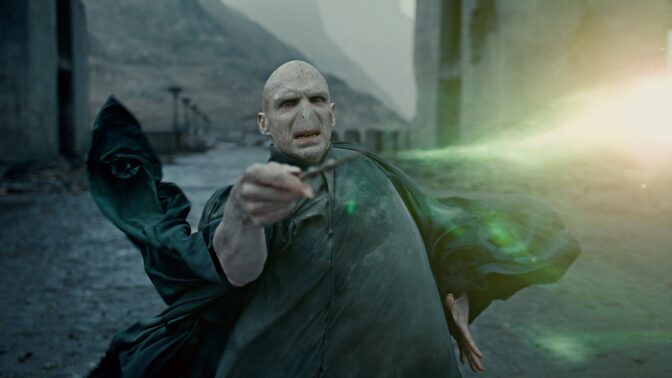 Ralph Fiennes som Voldemort.