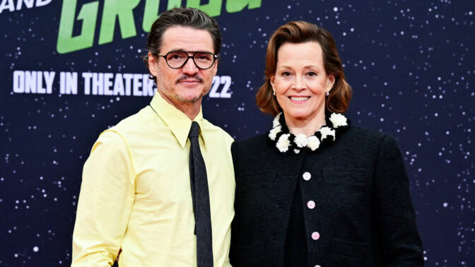 Star Wars-veteranen Pedro Pascal og sci-fi-dronningen Sigourney Weaver møtes i en galakse langt, langt borte.