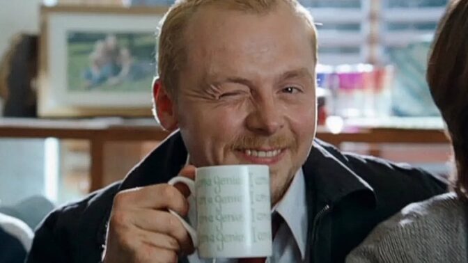 Simon Pegg flørter med kameraet.