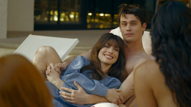 Anna Hathaway spiller sammen med Nicholas Galitzine i «The Idea of You».