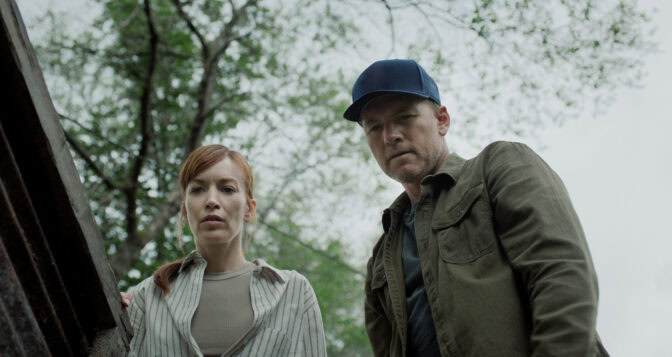 Britt Lower og Sam Worthington © Netflix