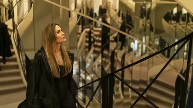 Angelina Jolie spiller en filmregissør hvis liv blir snudd på hodet under moteuken i Paris.