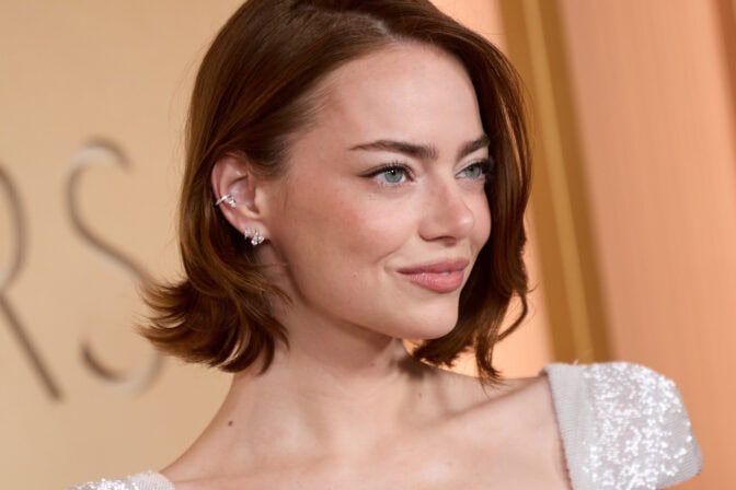 Emma Stone stråler på Oscar-utdelingen 2023.