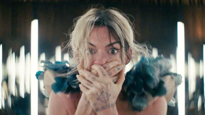 Anne Hathaway i «Mother Mary»