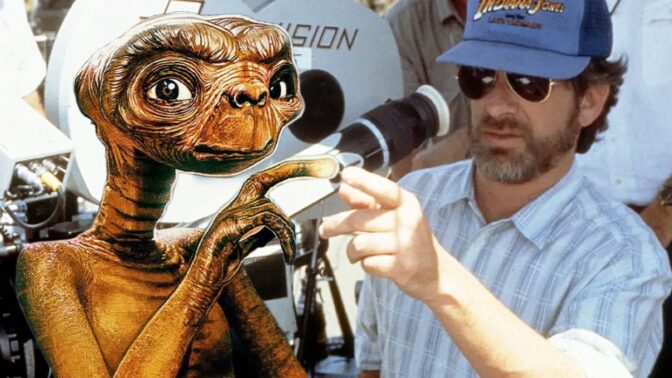 E.T. og Steven Spielberg under en filmopptak (bildet er en fotomontasje).