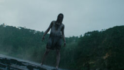 Anmeldelse: «Evil Dead Burn» – grotesk «badass» som strekker grensene for genren