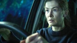 Rosamund Pikes kritikerroste thriller slippes digitalt i dag: «Smart og ubehagelig»