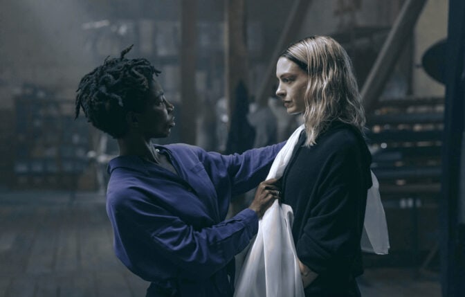 Anne Hathaway og Michaela Coel i «Mother Mary»