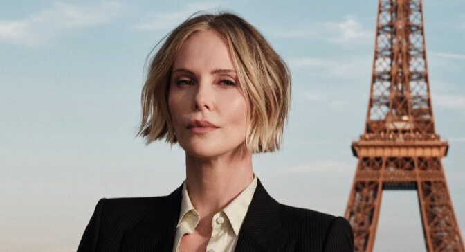 Charlize Theron på premieren av «The Odyssey» i Paris.