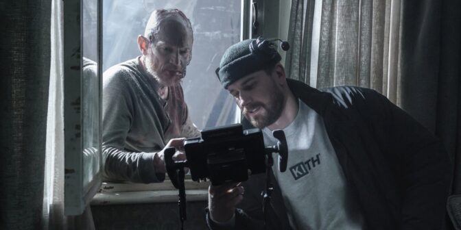 Sébastien Vaniček sammen med en av filmens mange Deadites.