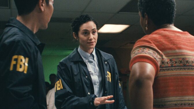 Emmy Rossum og Lola Petticrew spiller hovedrollene i den beste «katt-og-mus»-leken siden «Killing Eve».