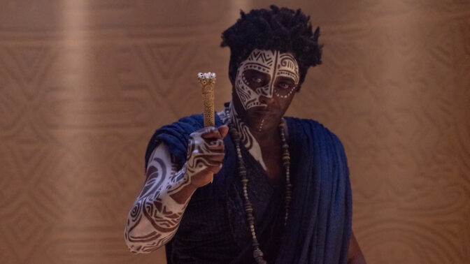 Idris Elba som Lekan i «Children of Blood and Bone».