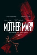 Anmeldelse: «Mother Mary» – En vakker stemningsfilm med spøkelser og blodige scener, men uten substans
