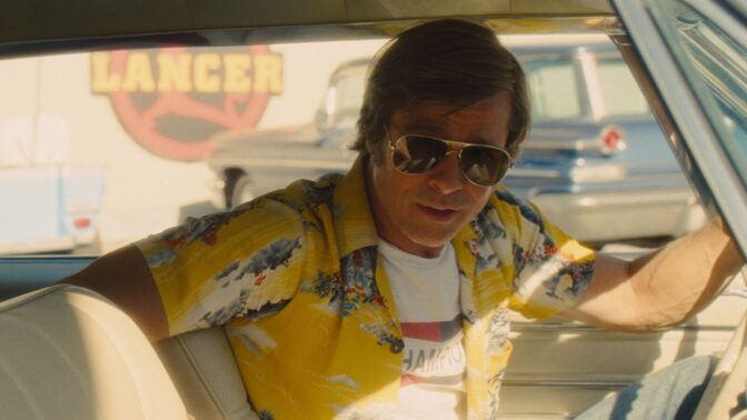 Brad Pitt som Cliff Booth.