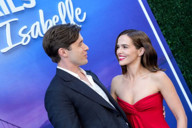 Nick Robinson og Zoey Deutch fra den populære filmen «Voicemails for Isabelle»