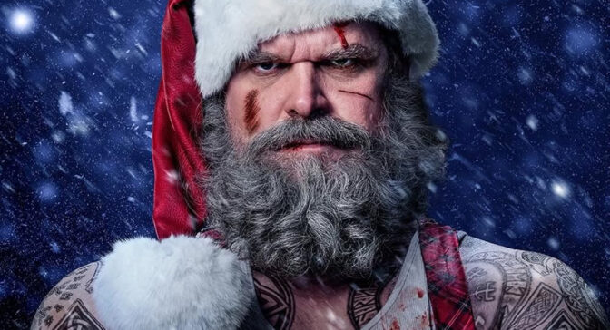 David Harbour gjør julenissen til en tøffing.