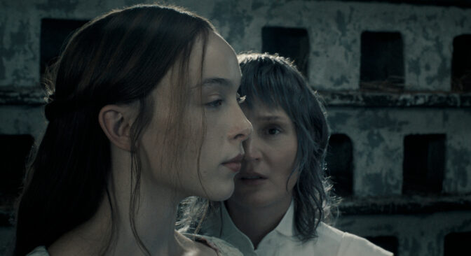 Ella Beatty og Vicky Crieps i «Monster: Historien om Lizzie Borden»