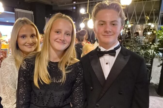 Gummedal sammen med hovedrolleinnehaverne Vega og Billie Østin.
