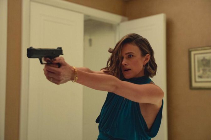 Keira Knightley skyter først, spør etterpå.
