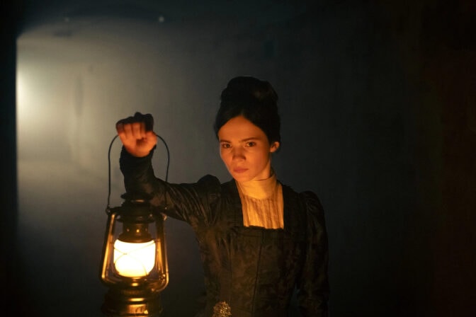 Freya Allan lever et farlig liv i «Black Palace».