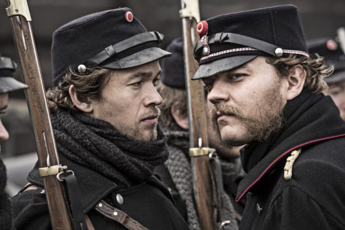 Jakob Oftebro og Pilou Asbæk i den påkostede serien «1864».