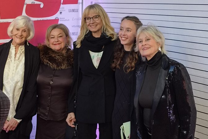 Hovedroller og regissør samlet på kinopremieren denne uken. Foto: Torbjørn Andersen