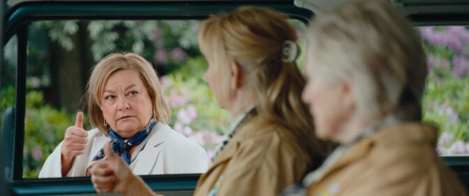 Tommel opp for «Pensjonskuppet» i premierehelga. © SF Norge/74 Entertainment